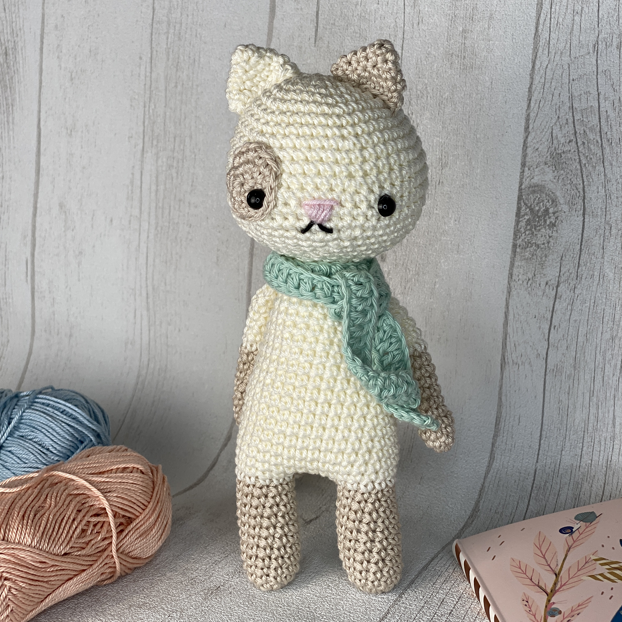 Amigurumi, adorable petit lapin RUBY au crochet avec une robe et
