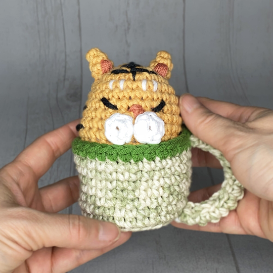 Tigre Olive dans une tasse au crochet - Amy Design Crochet