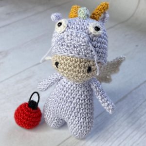 Theo en costume de Dragon, patron au crochet - Amy Design Crochet